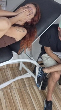 Cuckold membawa isteri untuk peperiksaan dan membaca buku!