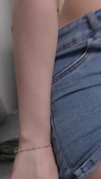 Un ado en POV filme du porno maison avec une gentille fille et jouit à l’intérieur !