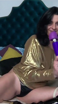 Golden goddess lagi asik muasin memeknya sendirian di ranjang