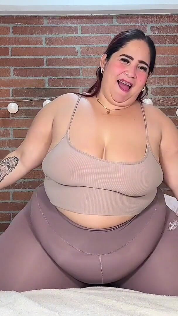 LolaPop BBW Pear: Massaggio sulla pancia grande di una donna robusta sul letto:...