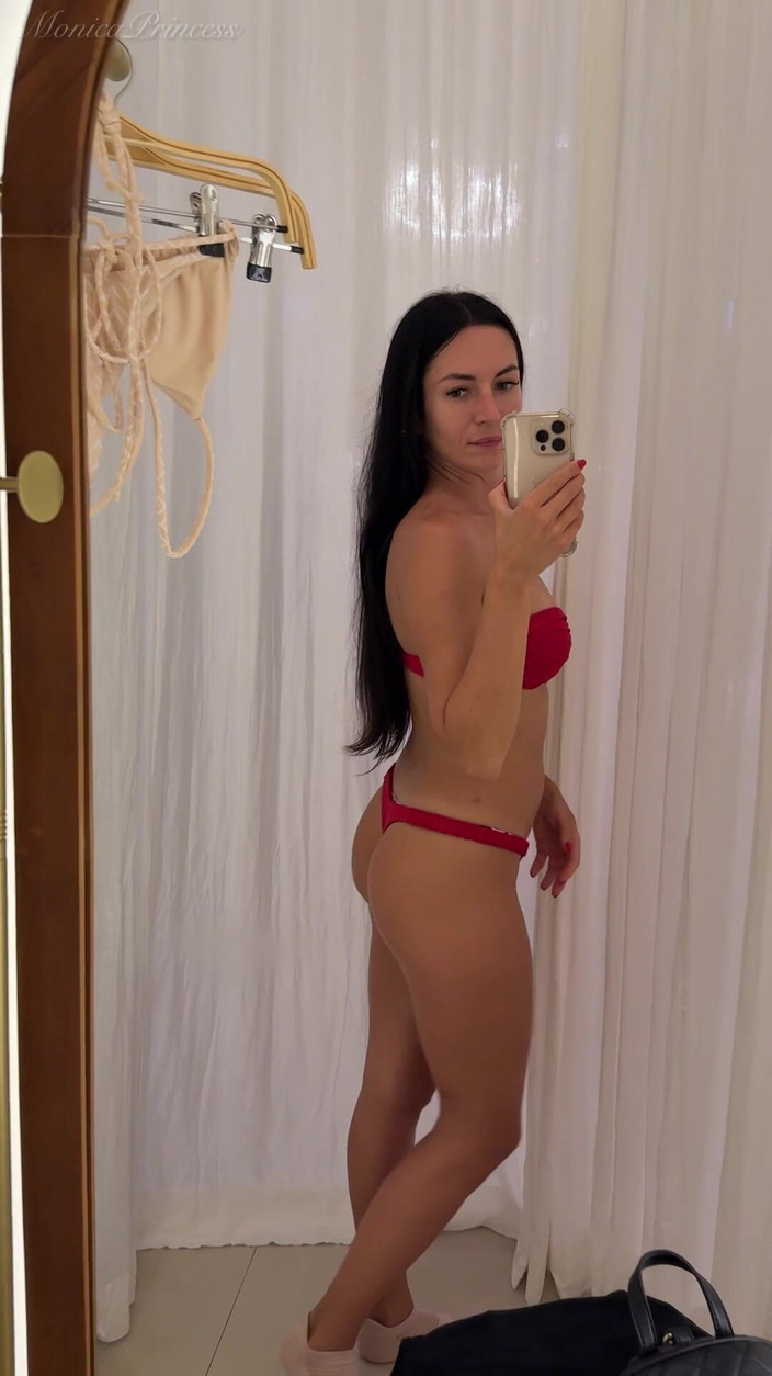 Princess Monica: Бікіні приміряє в бутік-примірочній