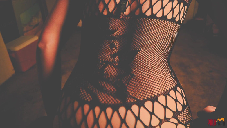 PNW Porn: La troia intrappolata viene spinta a spogliarsi e succhiare il...