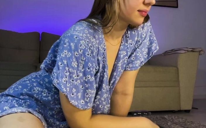 JuiceLussie: Doigtage de chatte et vibromasseur devant la webcam