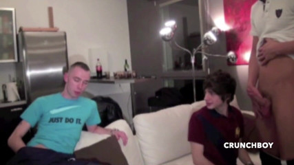 FRENCH AMATORS SEXTAPES: Sexy gêmea fodida por 2 tops para o punho