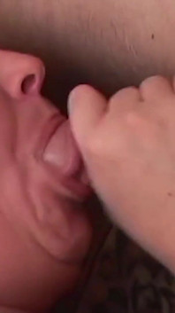 Dev miluje ošklivý sex, tak ona deepthroats a bere ptáka anál na posteli