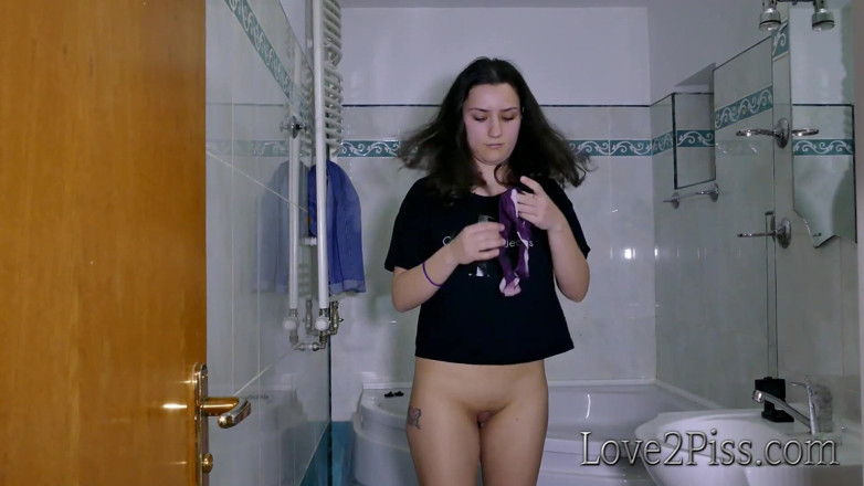 Love 2 Piss: Napełnianie słoika złotym płynem