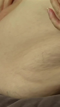 É insano como essa mulher está balançando sua bunda grande e suculenta, eu acho que ela intencionalmente tentando fazer os homens gozarem
