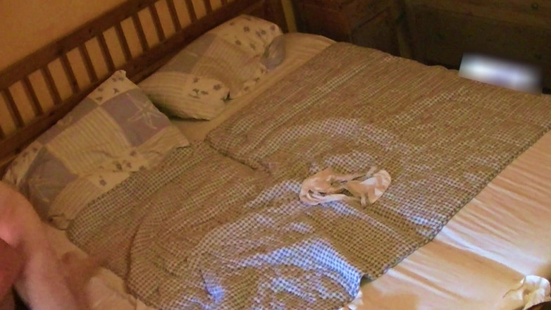 Mark Hannes: Kayınvalidenin iç çamaşırında kambur mastürbasyon