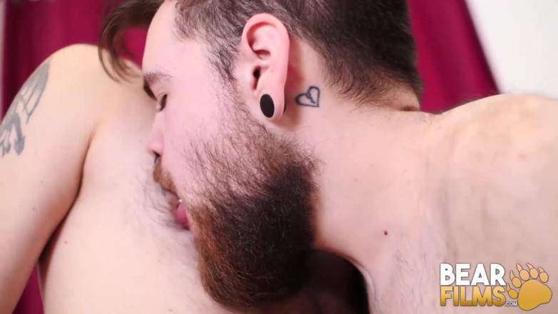Bear Films: BEARFILMS - Donathan Dramis se fait épingler et baiser par le jeune...