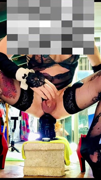 Linda femboy en lencería negra follando consolador monstruo anal