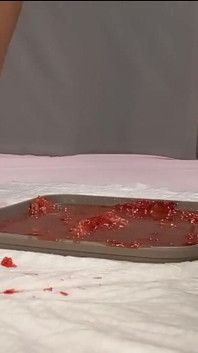 Je piétine des fraises avec mes pieds et je fais pipi dedans