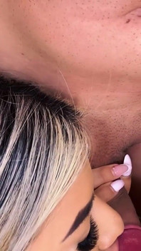 Orta yaşlı seksi kadın silvanalee büyük memeli üvey kızı ve sadakatsiz partneri ile üçlü seks yapıyor
