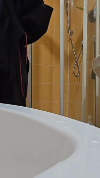 Ragazzo Peloso Che Fa Una Doccia a Casa Della Sua Amica