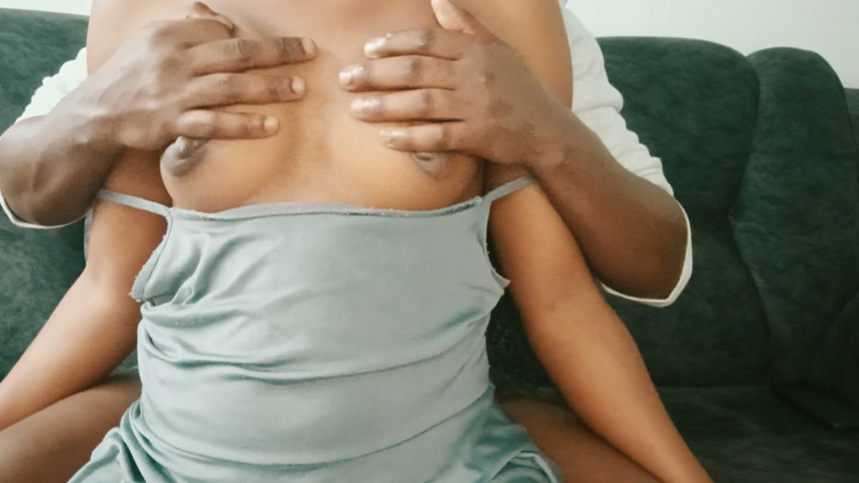 SPICYIT: सौतेली बहन के साथ घर में अकेले उसके स्तन और सांवली चूत के साथ खेला जाता है