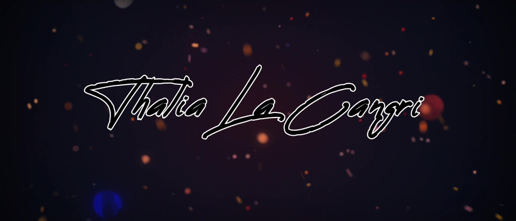 Thalia La Cangri: हॉट लड़की अपनी के साथ खेल रही है