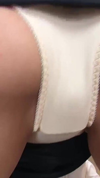 Jag blir ovanligt upphetsad av strumpbyxorna som jag kan se bakom flickans lösa gren som ger mig en tjock avsugning!
