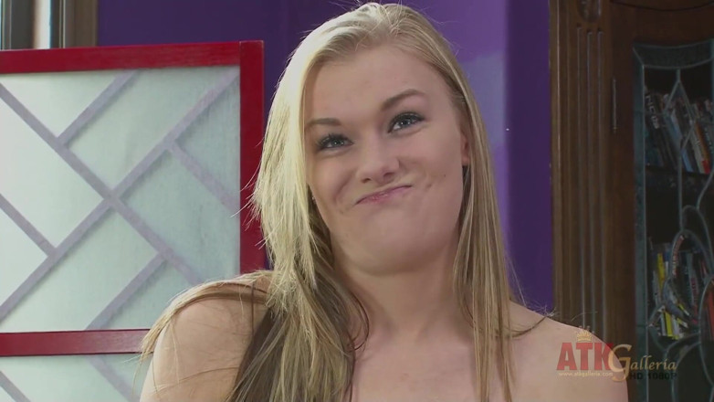 ATKIngdom Fans: Blond brud strippar av och visar sin sexiga kropp