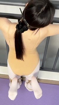Traje de dança com meias brancas, versão pura de punição