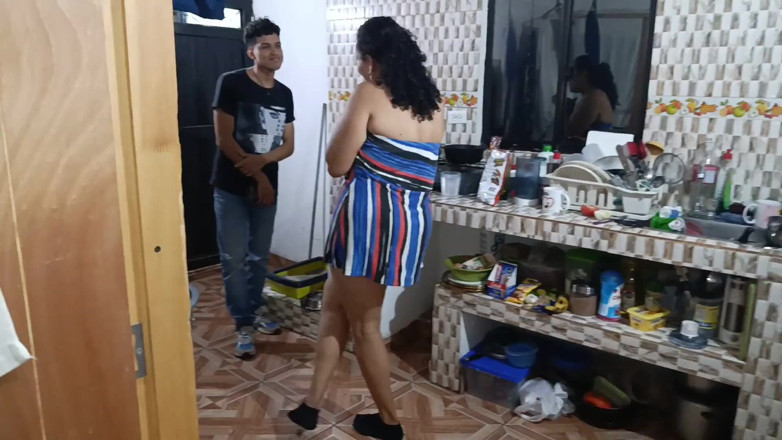 Milfcaliente69: MILF dengan pantat besar membatalkan lelaki penghantaran dengan blowjob yang...