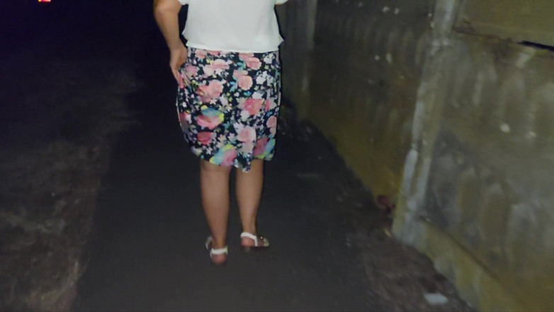 Step Mommy: Жінка мастурбує на вулиці в багажнику і має оргазм