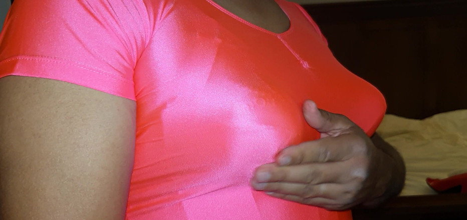 Sexy shinny clothes: 超级闪亮的粉红色上衣和尖尖的胸部，90年代的锻炼服