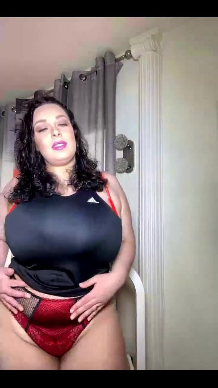 Anastasia Lux: Anastasia Lux mostrando seus peitos grandes e bunda