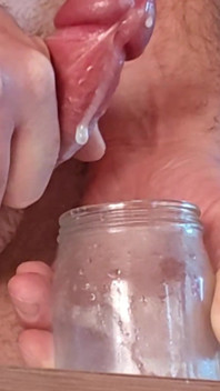 Cicci77 après être passé chez le coiffeur pour se raser Pedro et ses testicules revient chez lui pour décharger tout le sperme produit