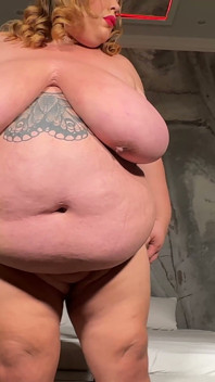Femeie mare și frumoasă latino țâțoasă în acțiune cu un vibrator negru uriaș