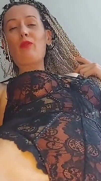 GinnaGg: Tu dois renifler et lécher ma chatte poilue et mouillée....
