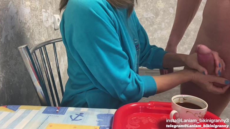 Ladyloveyoung60: Cream Cum Coffee untuk Nenek CFNM Fetish Makanan