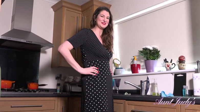 Aunt Judy's: AuntJudys - Tall 35yo Stepauntie Felicity gives you JOI in the kitchen