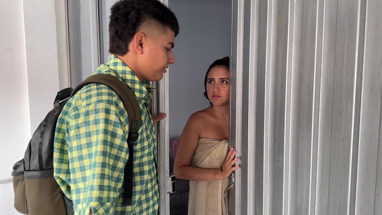 ManuelaAlvarez: 饥渴的牧师来我家发言，结果被Manuela肛交，直到喝完她美味的牛奶