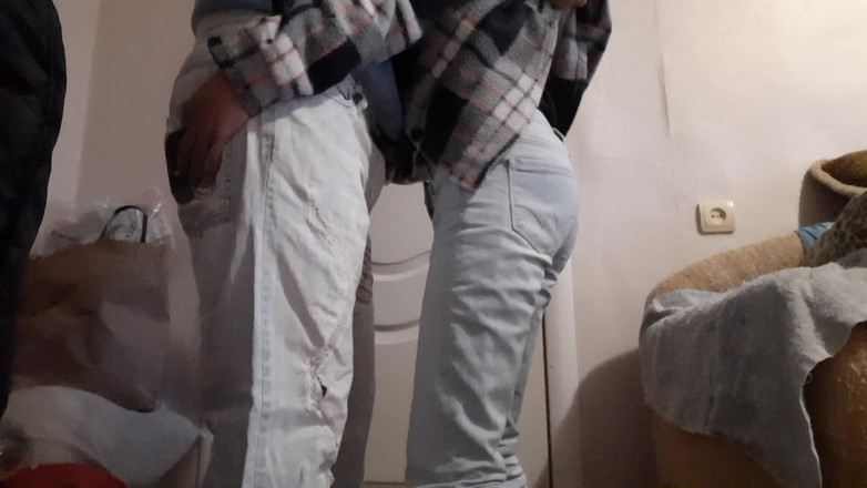 Lesbian-candys: Kawan lesbian berkahwin berkongkek secara rahsia semasa suami mereka menonton...