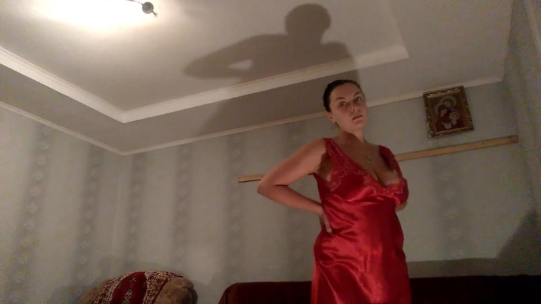 Sexy Milf: Huge piss at night!!!
