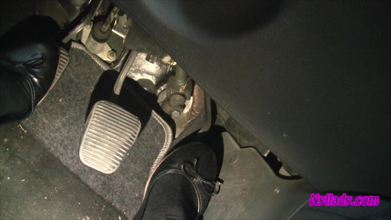 Nyllady: Nyllady conduit et exhibe son bravo dans des bottes à talons...