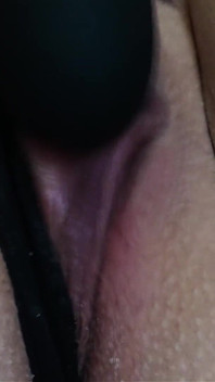 Adik tiri lagi asik masturbasi sendirian sambil ngusap memeknya sampai muncrat luar biasa - kaki gemetar. Home Video