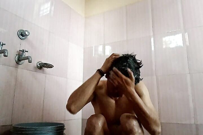 Gangbang straight: साराह टब में एक टाटू लंड स्नान