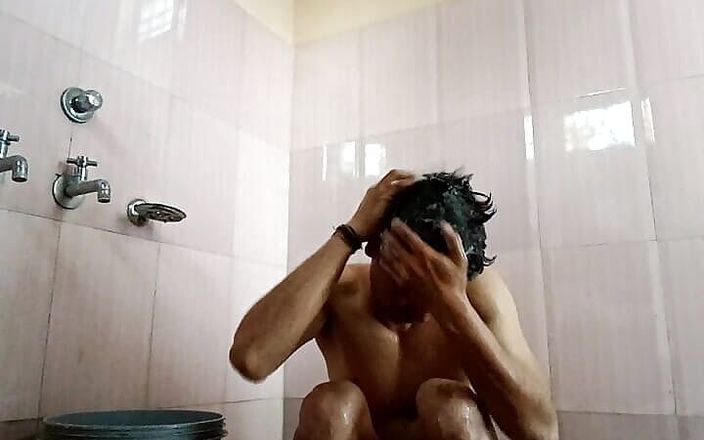 Xhamster stroks: Một con cu Tatoo đang tắm trong bồn tắm Saraah