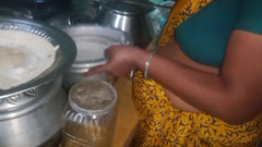 Priyanka314: Дезі чоловік, який стискає груди дружини, поки вона готує