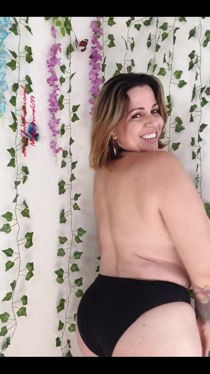 Jasmine Flowers: Ik heb een hand nodig die babyolie op mijn borsten...