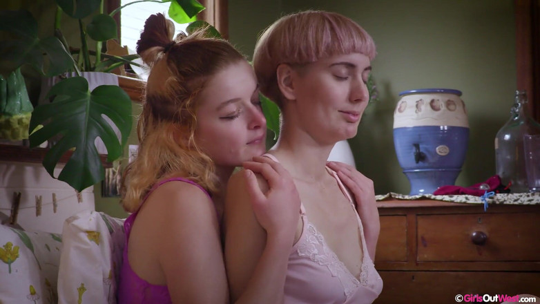 Girls Out West: Owłosione lesbijki Jessie i Ray bawią się wtyczkami i liżą...