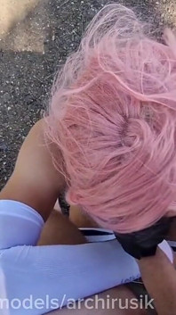 Förbipasserande är chockade, en femboy på motorvägen suger och knullas i röpan tills han kommer. Exklusiv trance video