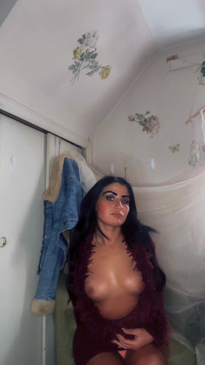 Valaya Noire: Hraní na kamerové show