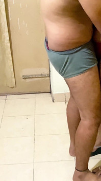 女孩第一次带邻居的女友到她家，第一次与邻居发生性关系，邻居被勾引