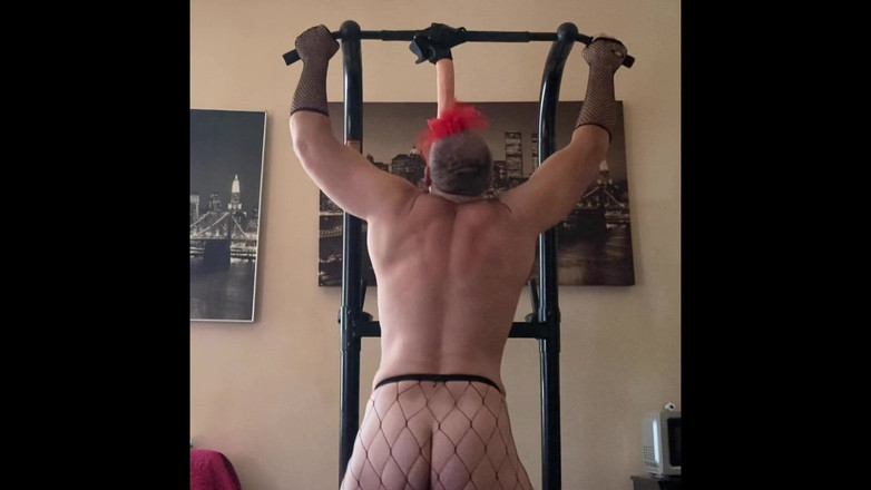 Alex Igogo: Pria Masturbasi dengan Lingerie Fishnet
