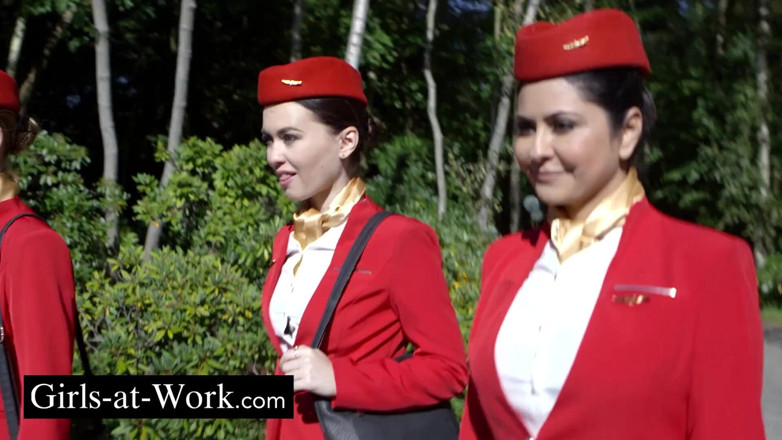 Girls At Work: 航空会社のスチュワーデスのトリオ
