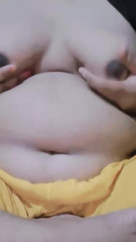 Przyrodnia siostra swędzą! Nie ma kto podrapać swędu! Seksowne gorące wideo