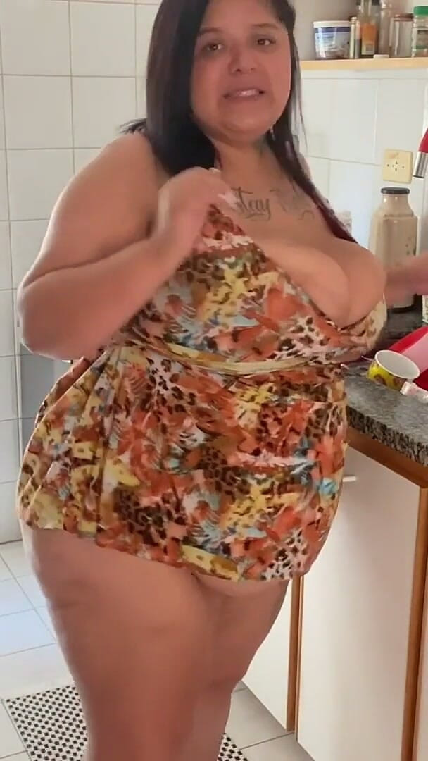 Mary Jhuana: Vegetais grandes e grossos: grandona se masturba na cozinha