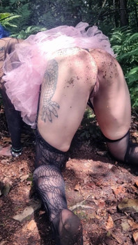นางฟ้าน้อยน่ารักปัสสาวะจากด้านหลัง