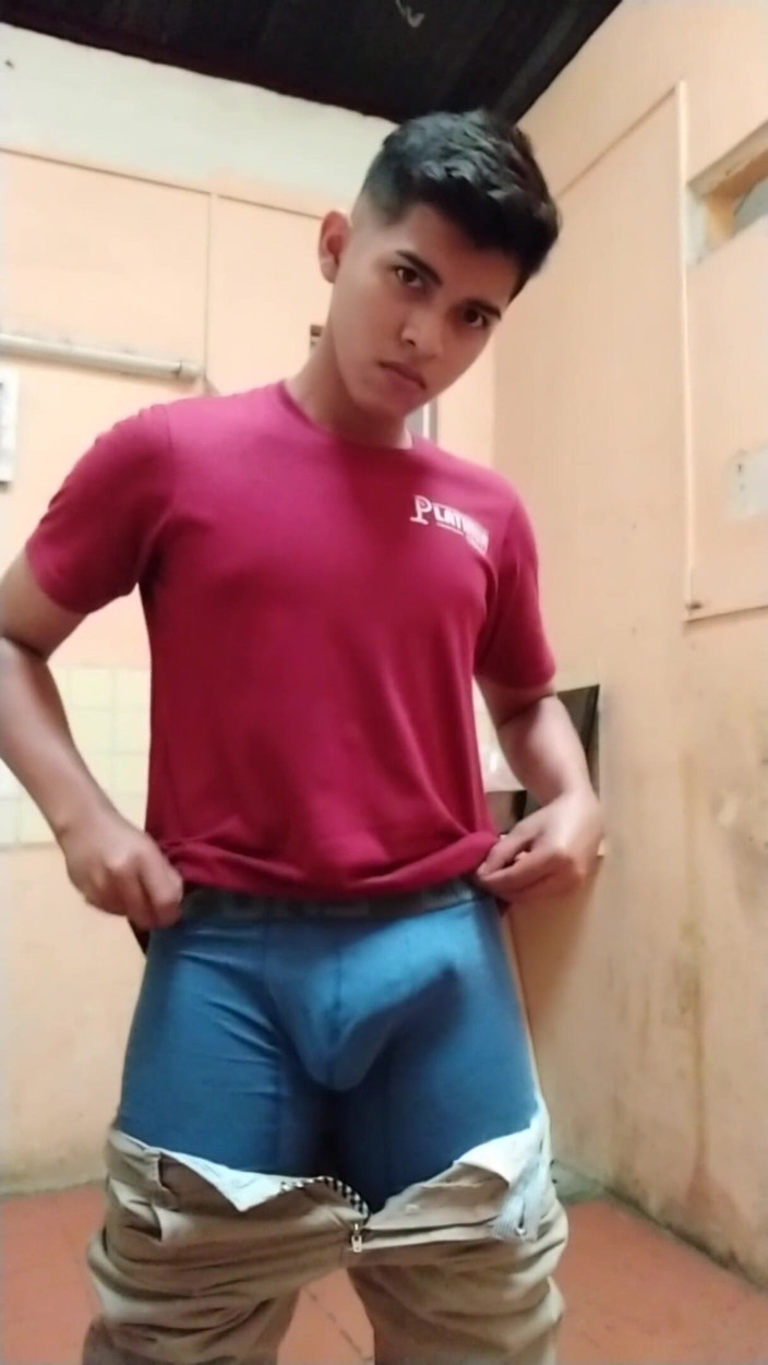 Chicos Virales: Horny teen boy on he worked